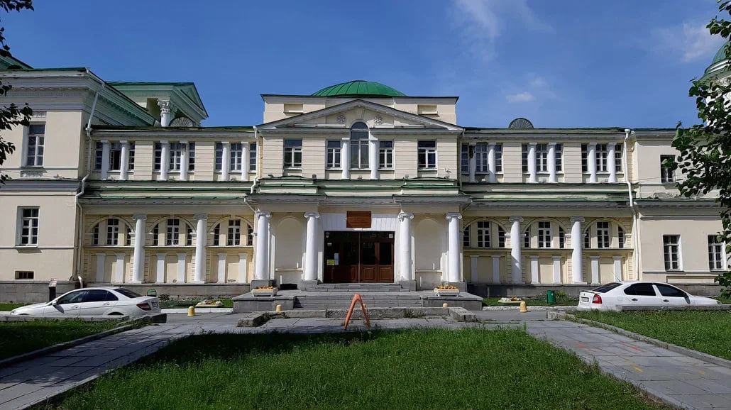 Тысячи воспитанников Дворца творчества эвакуируют из разрушающейся усадьбы Харитоновых-Расторгуевых