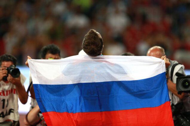 Спортсмен с российским флагом