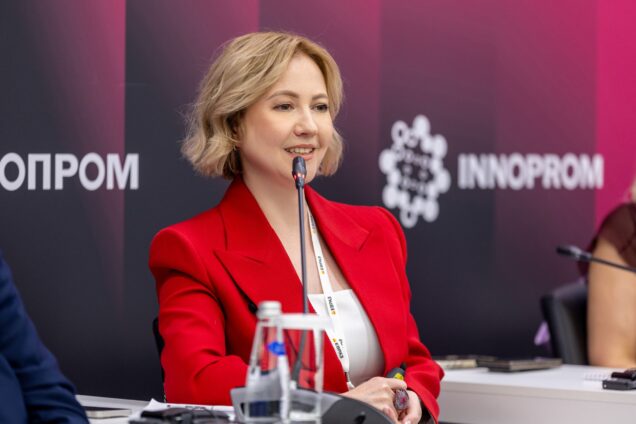 Вице-президент ЕВРАЗа по персоналу Елена Самсонова выступила на пленарной дискуссии в рамках «Иннопрома-2026»