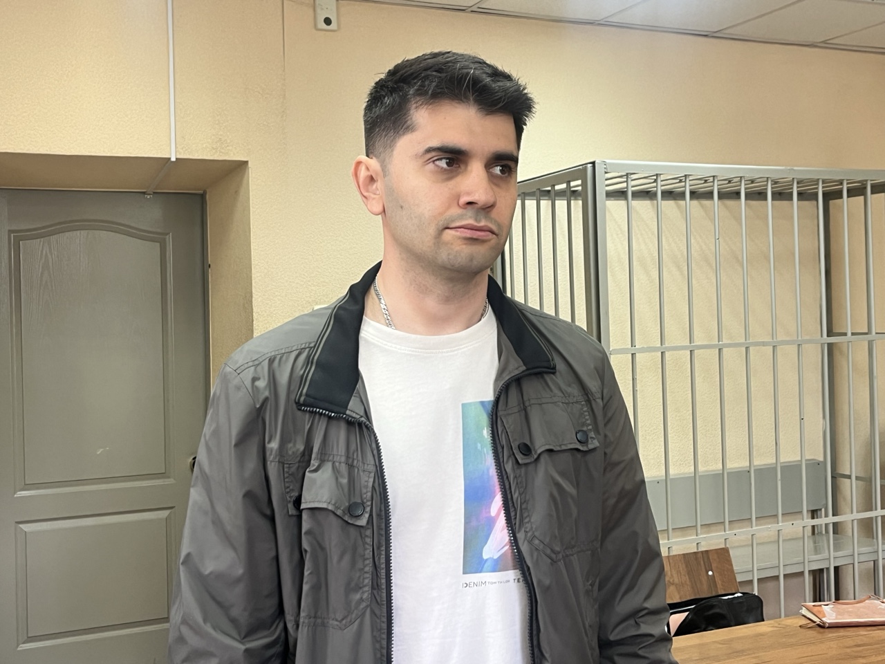 Суд оставил на свободе полицейского, который заставлял задержанного ползать на четвереньках