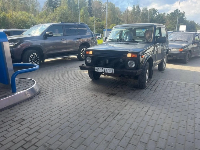 На заправке женщина угрожала пистолетом очереди за бензином