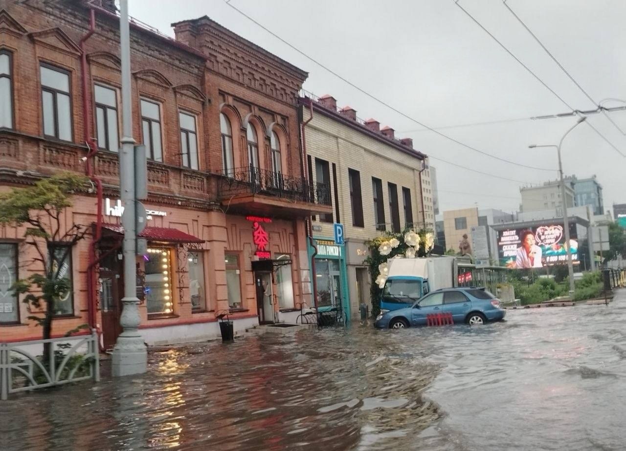 В самом центре Екатеринбурга улица рискует обвалиться из-за постоянных потопов