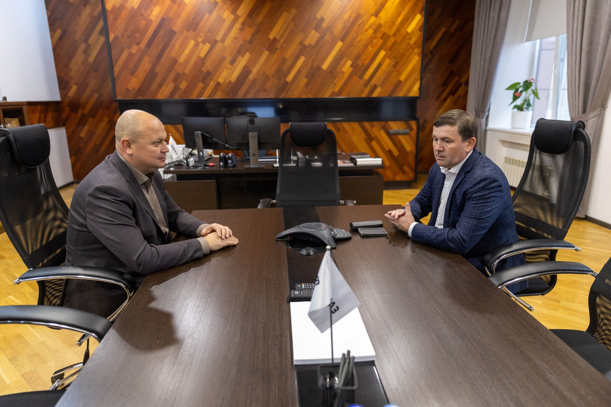 Вице-президент ЕВРАЗа, управляющий директор ЕВРАЗ НТМК Денис Кошкаров и Алексей Шмыков обсудили реализацию проекта Чистый воздух